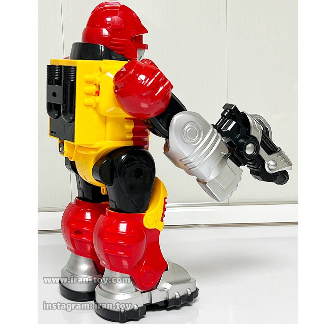 ادم اهنی صدادار